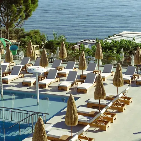Amaltheia Beachfront *