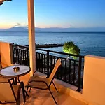 Amaltheia Beachfront Vakantiehuis *